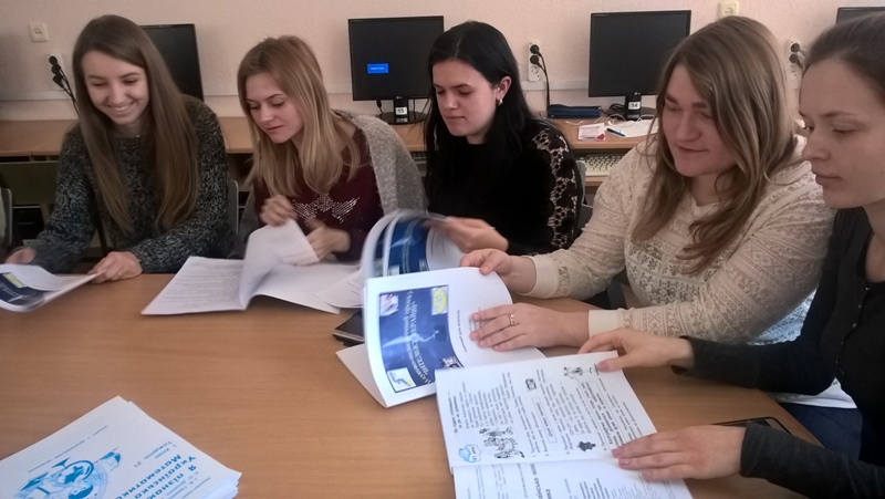 Учасники семінару обговорюють тижневі цикли за програмою «Інтелект України»